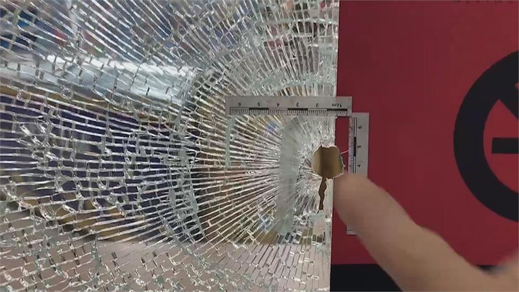 屏東警抓通緝犯遭衝撞「開21槍」　流彈貫穿超商玻璃幸無人傷