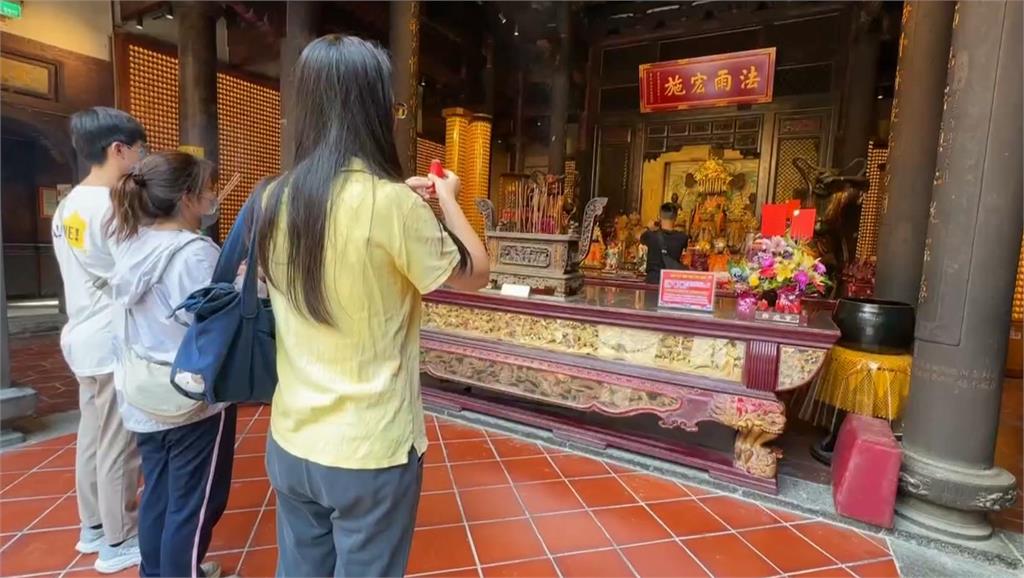 七夕求緣！樂成宮湧人潮　月老神尊「在大殿」原因曝