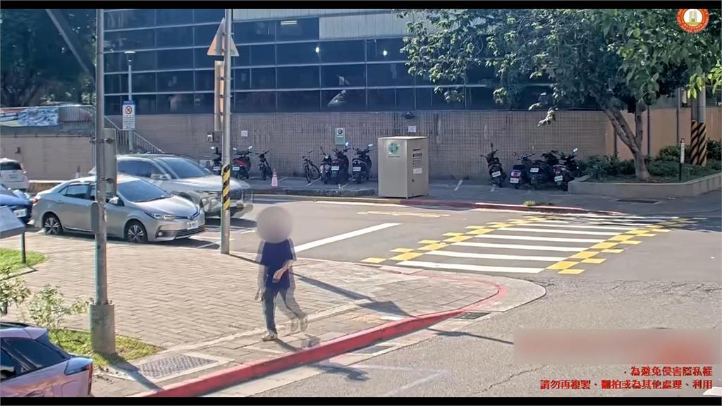嚇人！　男子持雙刀逛大街　　隨機將路人推到牆上