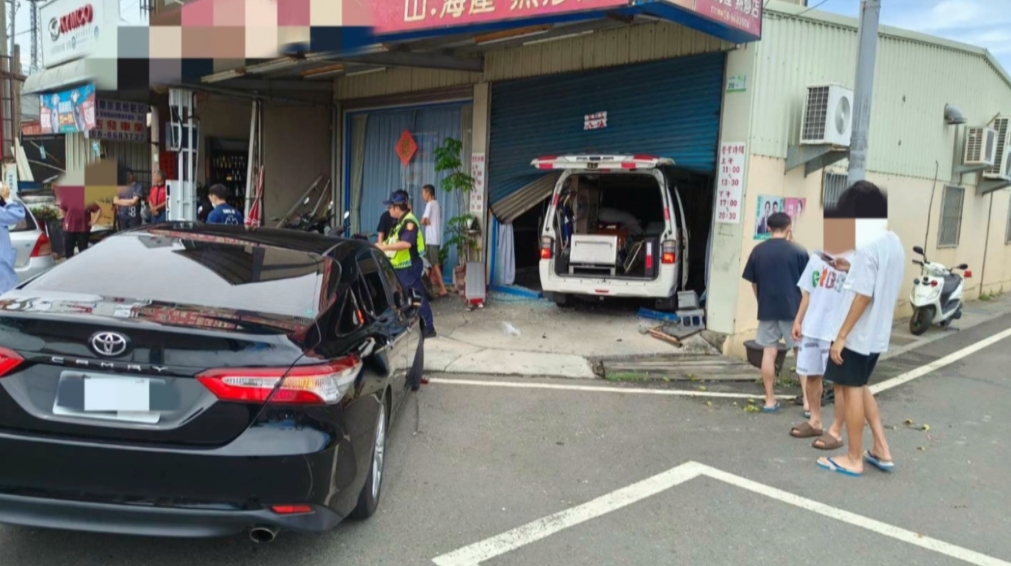 疑小客車未聽見鳴笛聲釀擦撞 救護車失控衝進熱炒店