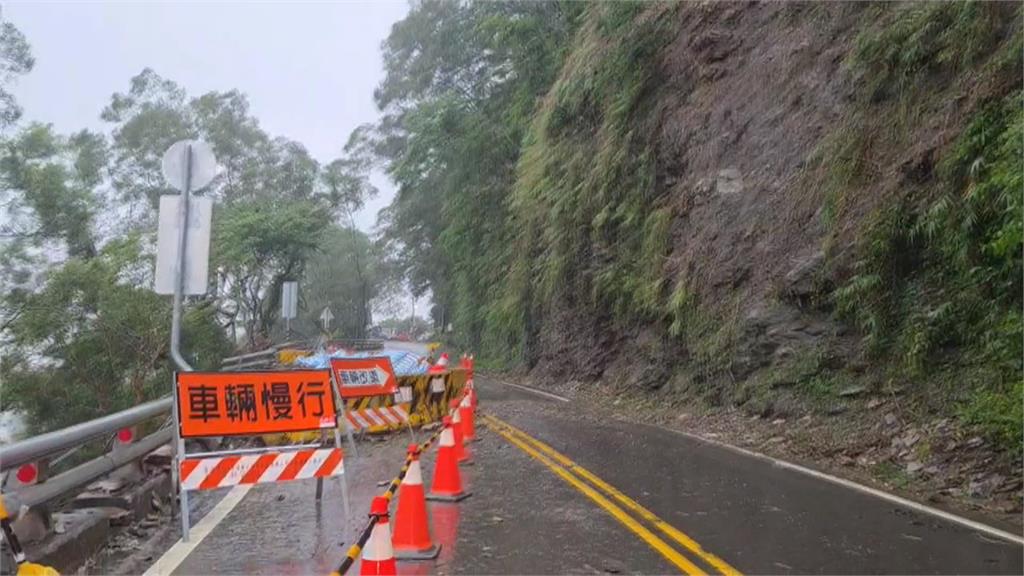大雨釀坍方！屏東大武村淪孤島　霧台鄉長巴正義冒險涉溪幫送藥