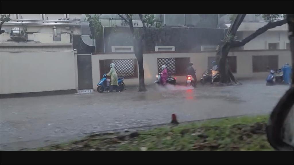 雷雨狂炸雙北多處積淹水 泰山區女兒牆塌壓毀整排機車