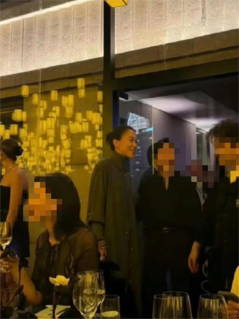 天后王菲27歲愛女出席晚宴照片曝!氣質「側臉」相似度90℅驚呆全網