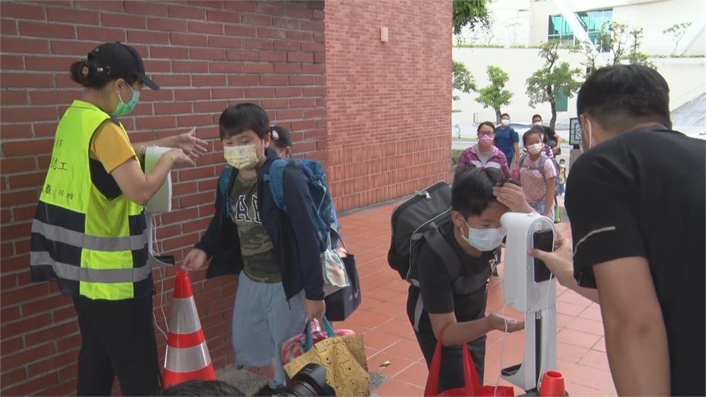 家長不能陪進教室　開學日「校門口18相送」