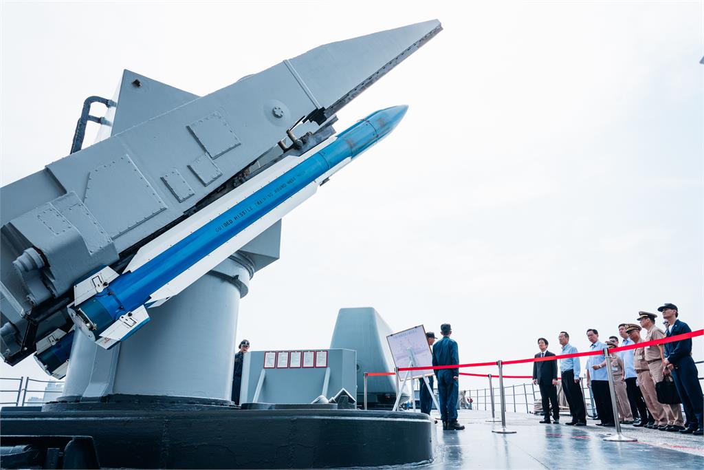 快新聞／海強操演圓滿落幕！賴清德南下視導海軍　登艦頒加菜金慰勉官兵