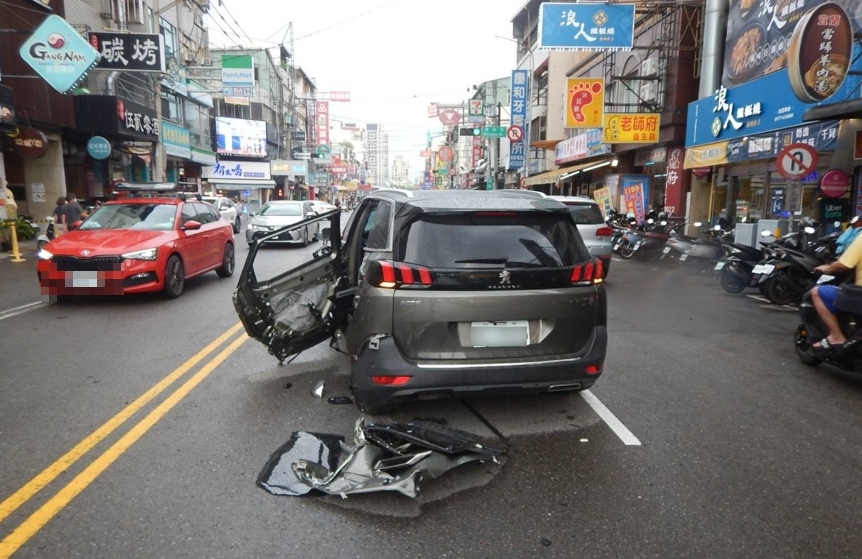 大吊車移為閃前方擊煞車輛往左偏移　撞擊休旅車車門幾乎要被削掉