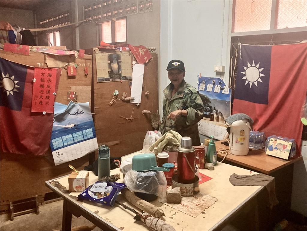 泰北最沉重新年禮 國軍心輔講師黃信凱：脫衣送「空軍藍」贈年邁孤軍做壽服以尊嚴告別