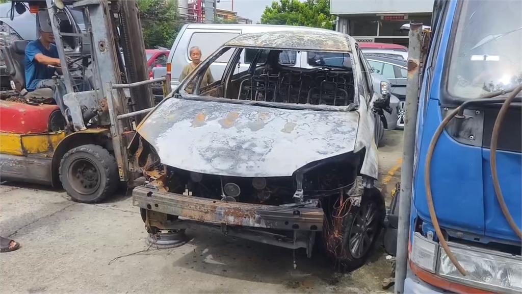 轎車開到一半突火燒車！　整車燒成廢鐵、駕駛驚險逃生