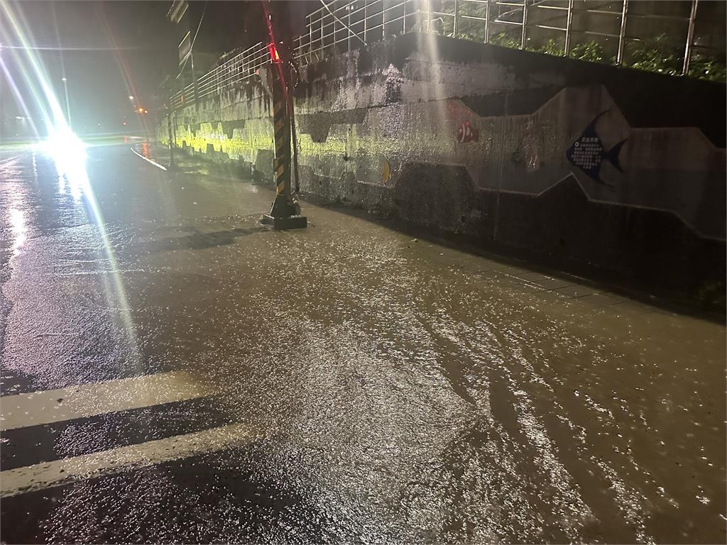 山陀兒豪雨狂炸　新北瑞八公路淹成小河、汽車滅頂