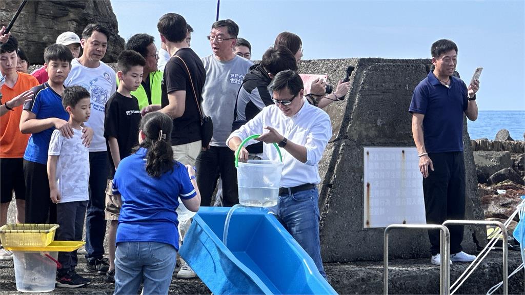 致力海洋永續 新北市府攜手產官學放流海洋生物