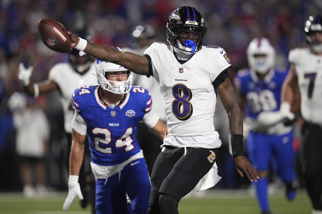 NFL(影)/球迷故意拍打頭盔惹惱球員! 烏鴉隊明星四分衛不爽爆衝突