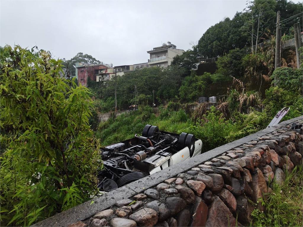 快新聞／南投巴士衝出邊坡翻車釀16傷　搶救畫面曝光