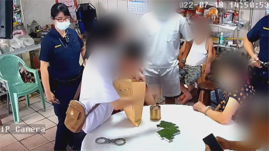 公嬤賭博上銬「遊街示眾」 警方被罵翻