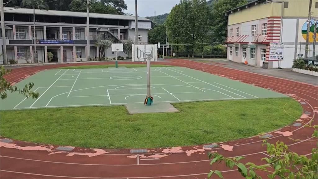 國小PU跑道破損像火燒 憂害學童安全