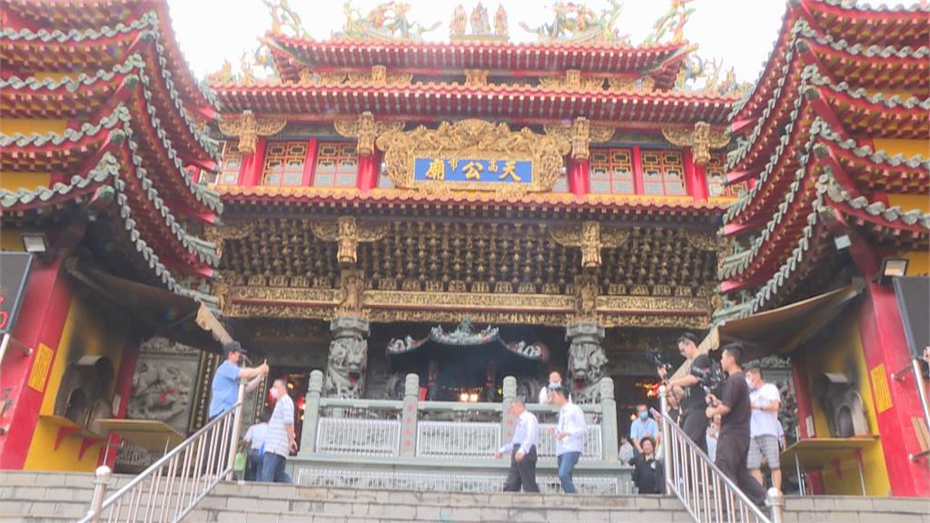 柯文哲南下高雄玉皇宮參拜 點光明燈積極爭取支持