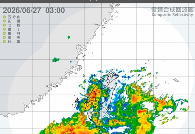 結界失靈?台中凌晨下暴雨 社區.道路積水