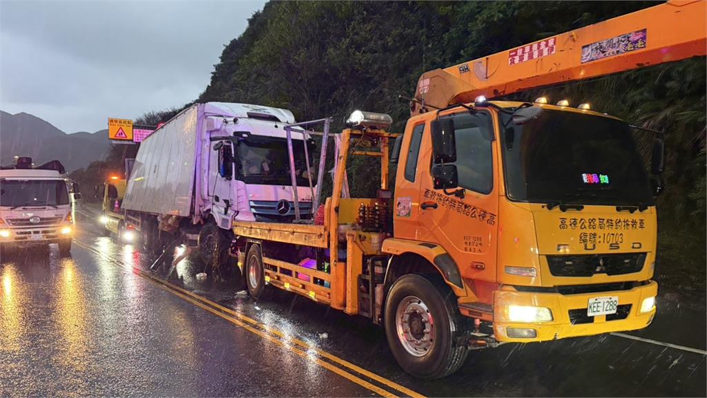 快新聞／一團亂！新北貢寮深夜「2貨車連環撞」　雙向交通一度中斷