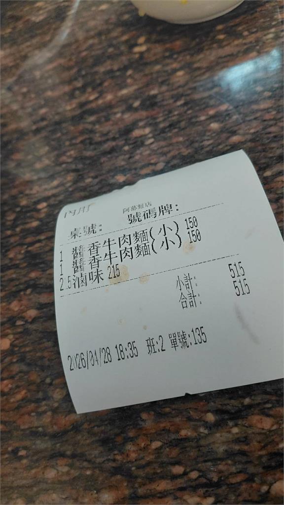 高雄知名麵店驚見辣油罐藏「蟑螂翻肚」驚悚畫面曝！店家火速回應了