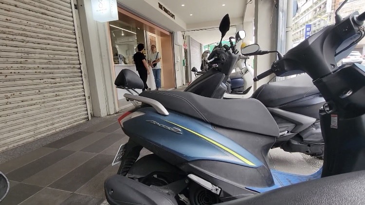 快新聞/囂張!持刀砸店家