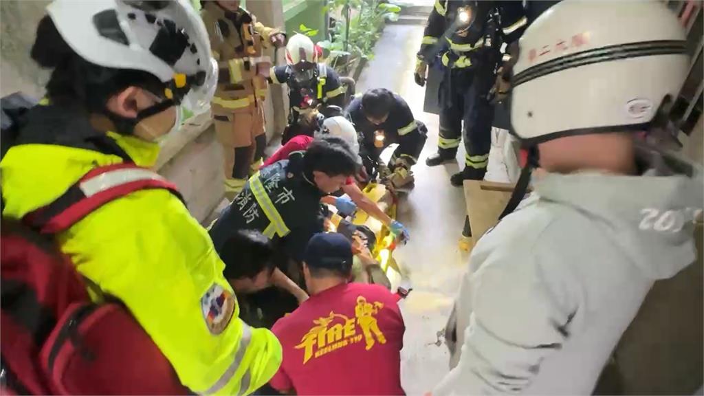 快新聞／基隆中風男困火場！巷弄阻消防車　拉水線、扛長背板救人