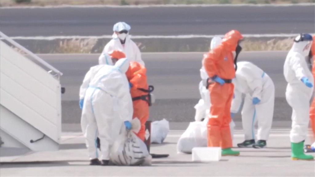 爆漢他病毒郵輪抵西班牙港 乘客陸續下船 搭機返各自國家