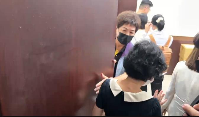 快新聞/與陳珮琪共同現身高雄殯儀館 彭振聲抵靈堂後忍不住再次淚崩