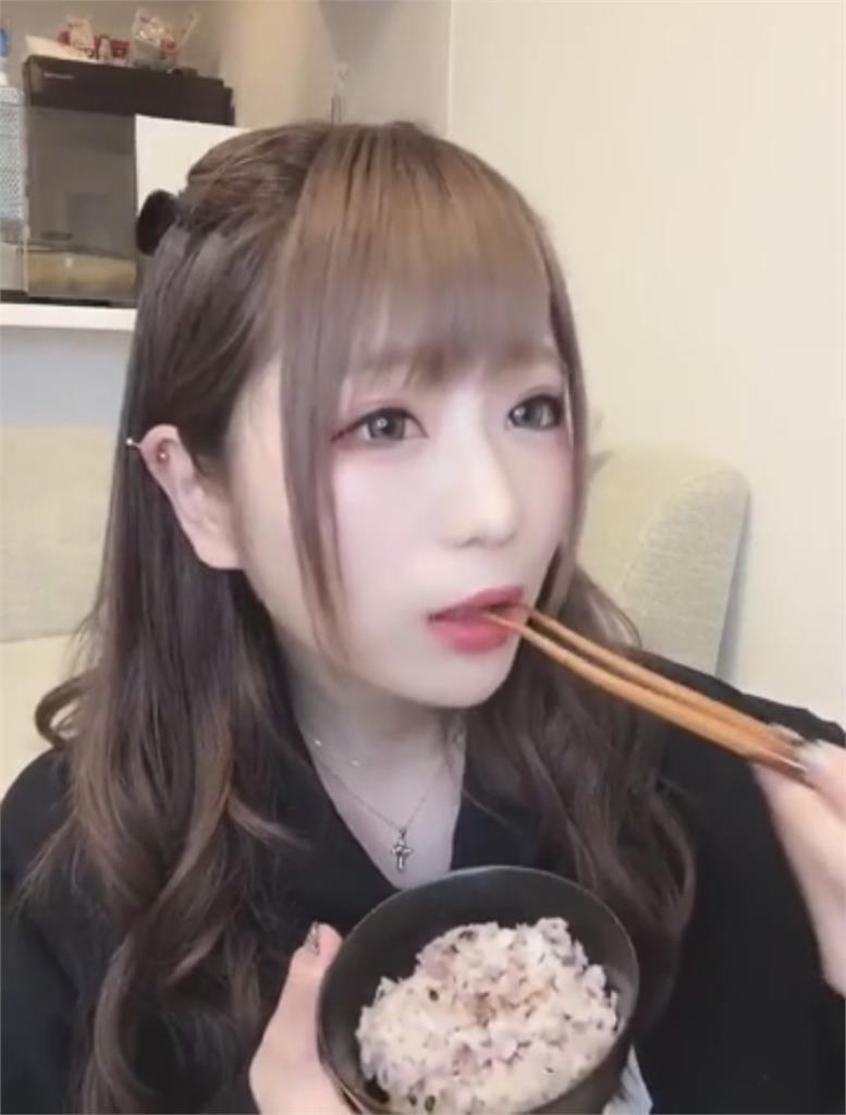 正妹吃播「筷子全變形」遭酸時空扭曲!她親曝對比影片揭真實長相