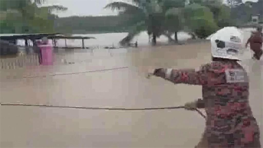 馬來西亞暴雨釀災！　至少3死、約10萬人緊急撤離
