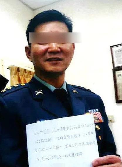 陸軍上校向德恩遭中共吸收！身穿軍服宣誓效忠「投降承諾書」內容曝光