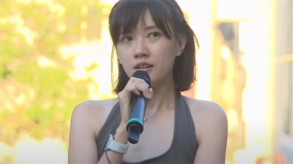 小草正妹狂飆「晶晶體」力挺柯文哲!鄉民曝「她拿MIC手抖」真正2原因