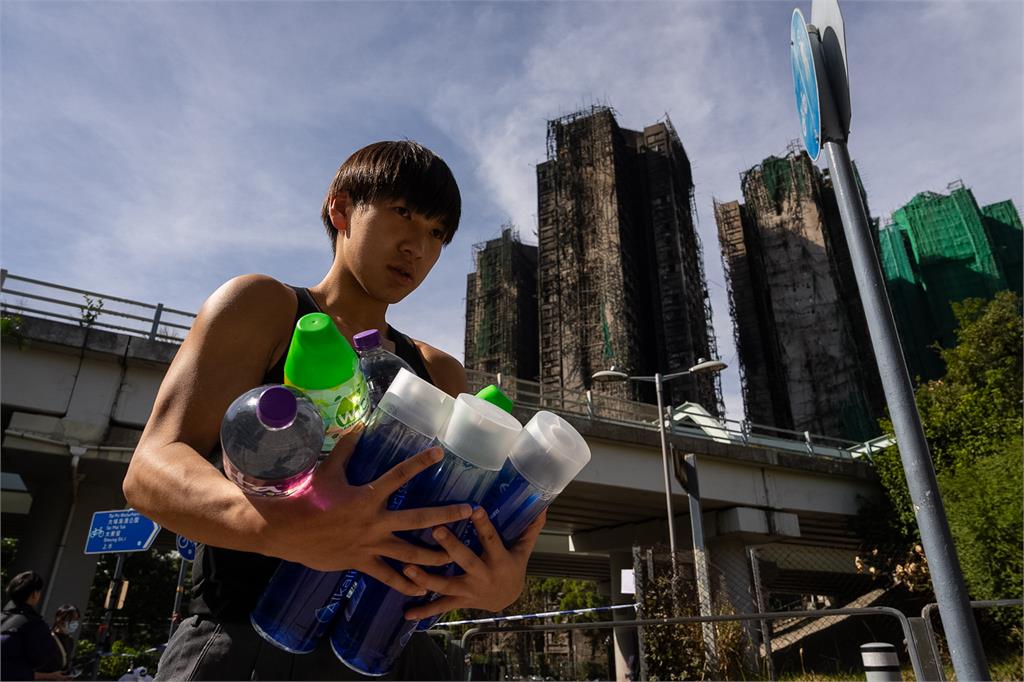 香港大火/賑災遭打劫⋯「愛心蟑螂」搭計程車偷物資!歌手怒轟:比乞丐可憐