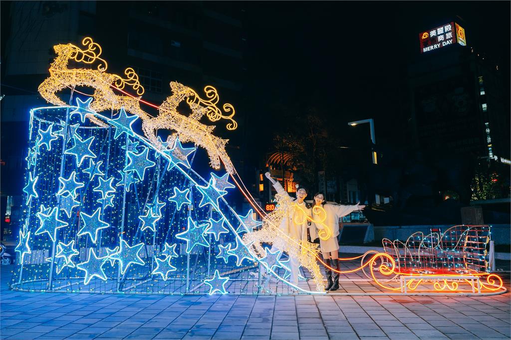 名人開箱魔幻童話王國 夢幻神秘光影盡收眼底