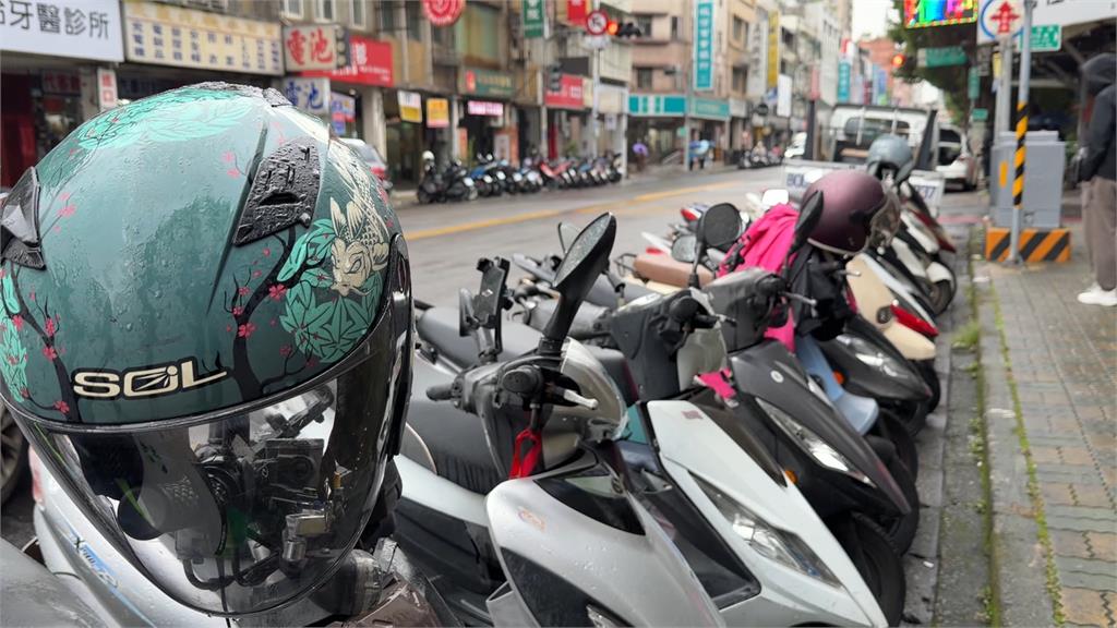 稱心情不好！毒男街頭沿路砸車洩憤　轄區警局疑無法掌握情況