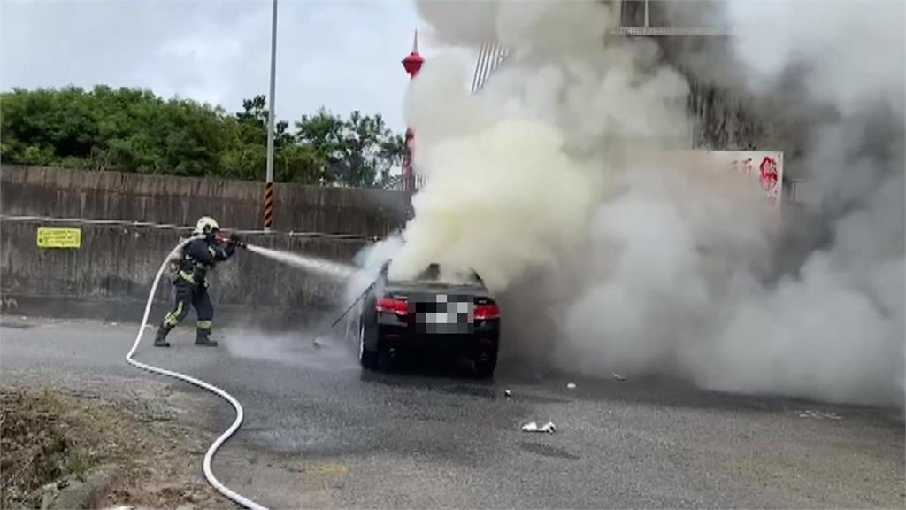 離奇！　苗栗火燒車驚見1焦屍　起火前沒撞擊　引擎室無燃燒痕跡