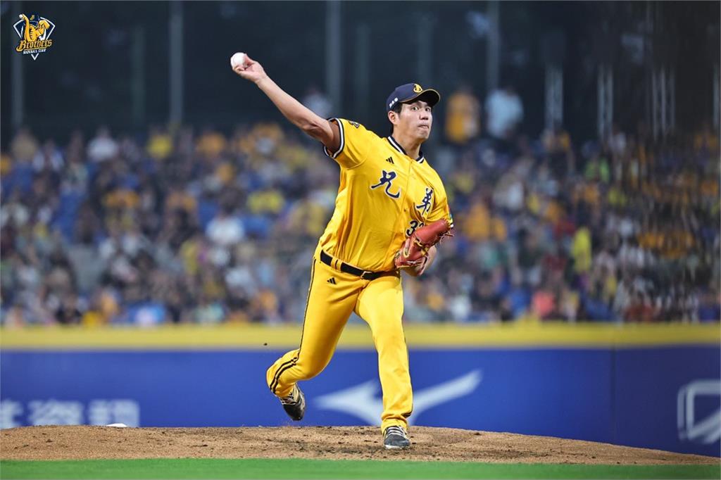 中職/「美美」鄭浩均突將球丟向富邦休息區 鋒總生氣怒丟回去險爆衝突