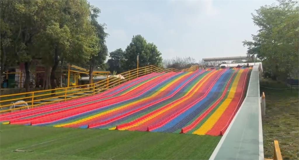 彩虹滑梯藏危機！童「腳掌捲氣墊」　彰化主題樂園致歉