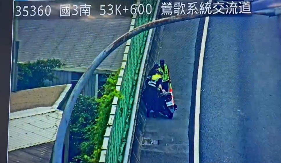 快新聞/玩命關頭?騎士闖國3「無視警攔停」 逆向狂飆超扯畫面曝