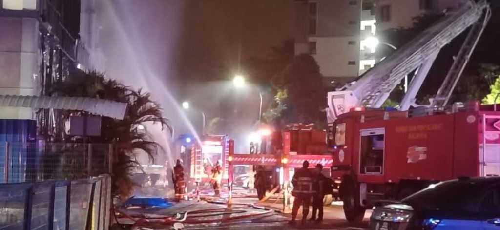 馬來西亞年終尾牙驚魂！　烈焰吞噬天花板、上千名員工逃命