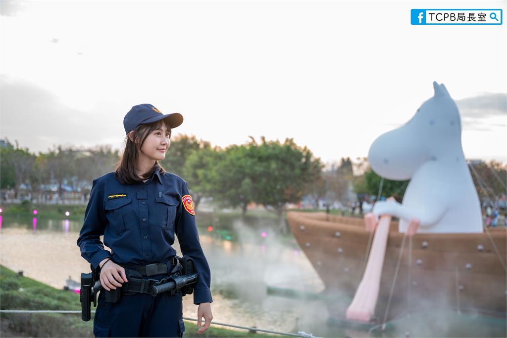 台中燈會交管「短髮警花」暴紅！側身合影「炸出巨大嚕嚕米」網狂看：太亮眼