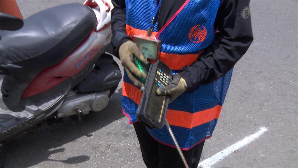 怪客出沒?抄表員著黑連帽衣工作 民眾誤當賊引發恐慌