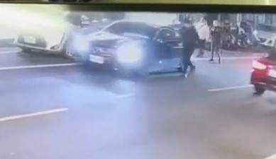 駕駛違規並排停車拒檢一路開 警拔槍遏止嚇壞車上幼童遭疑執法過當