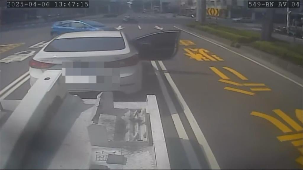 轎車被拖吊「車門突自行打開」 目擊民眾看傻眼