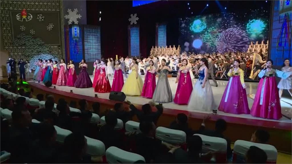 北朝鮮新年慶典 金正恩、李雪主罕見同框