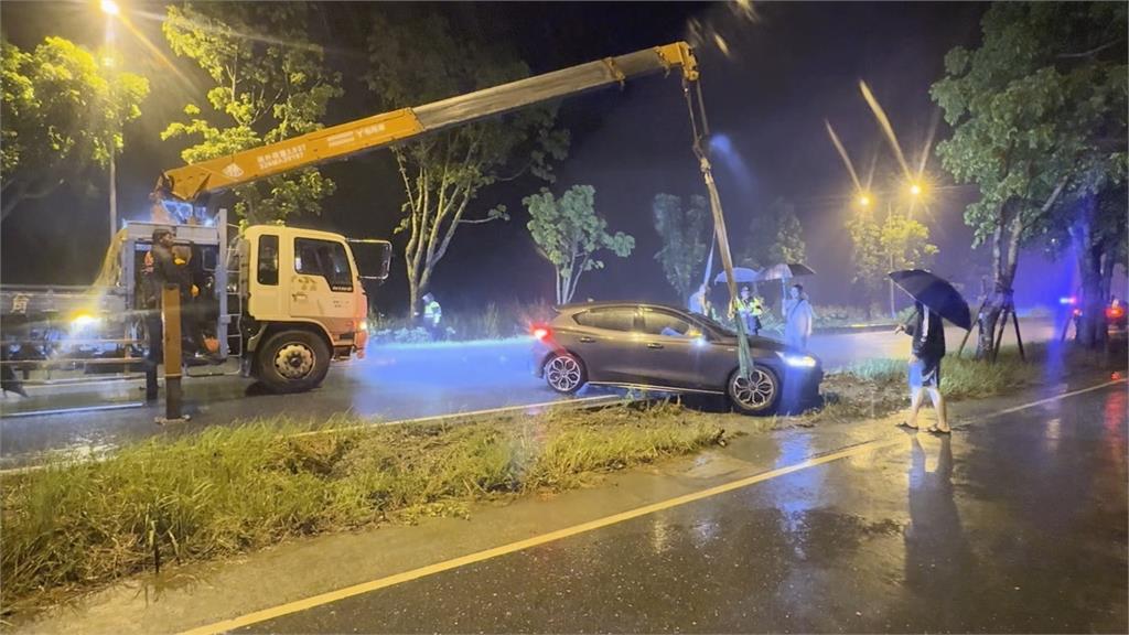 疑天雨路滑釀禍! 花蓮駕駛失控連2撞 引擎噴數十米遠
