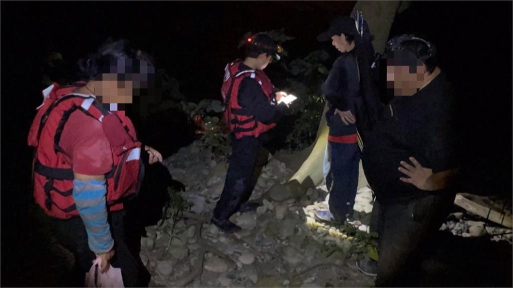 溪水暴漲4釣客困大肚溪沙洲 消防駕橡皮艇救上岸