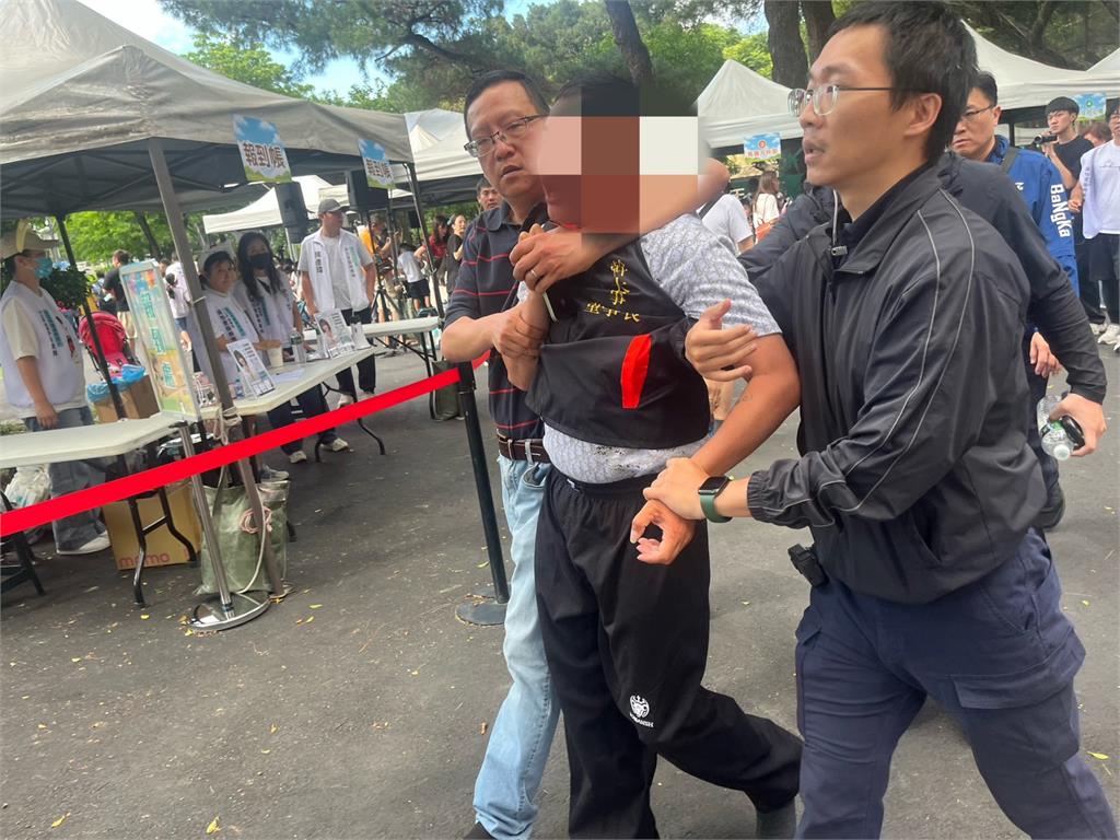 柯文哲帶妻現身「後腦被鎖定」遇蛋襲!PO照發聲「現場實況」全還原