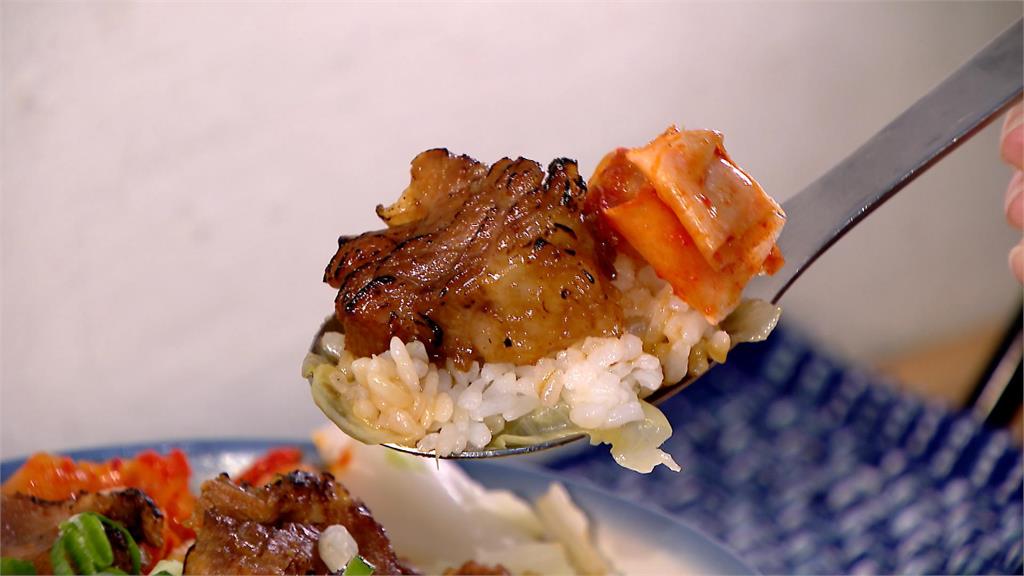 300度高溫火槍炙燒增添香氣 火燒骨仔肉飯口味鹹香甘甜
