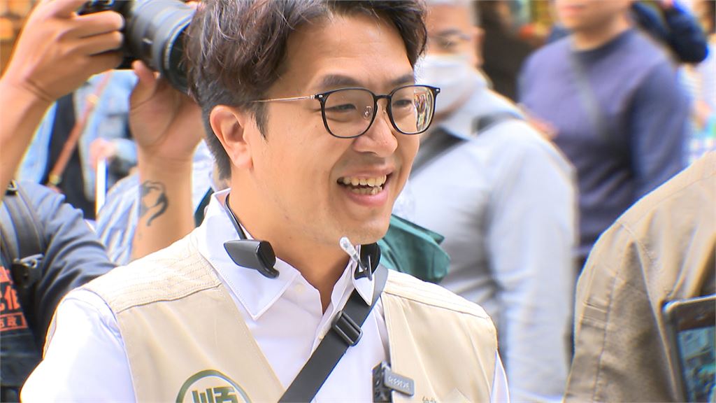 沈伯洋現身發放「第二期順報」　民眾５點排領！星座運勢第三期登板