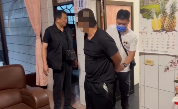 快新聞/落網畫面曝光!板橋銀樓「2萬金牌」搶案 警衝南投山上逮人