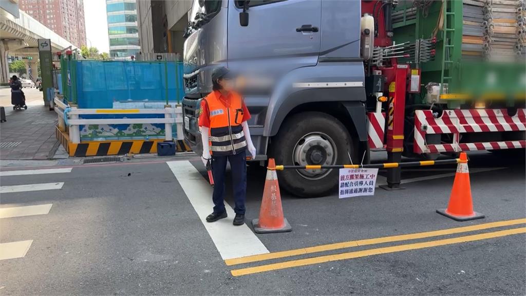 台中工地鷹架從天降! 「差2公尺險砸車」都發局要罰